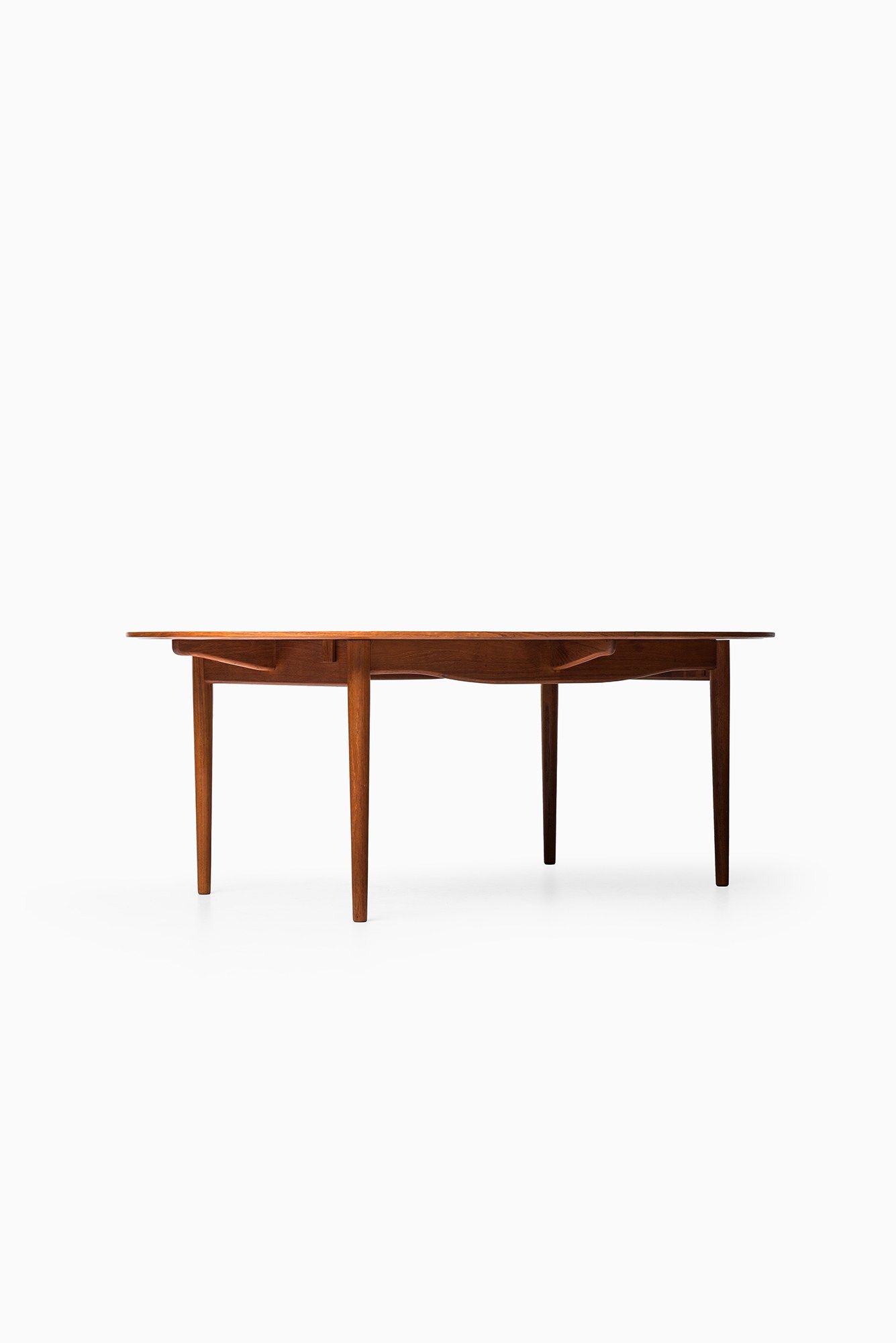 Finn Juhl Judas dining table at Studio Schalling Danish Modern Furniture, Furniture Design Modern, Rustic Furniture, Vintage Furniture, Dining Table Design, Dining Bench, Dining Chairs, Cabinet Makers, Denmark