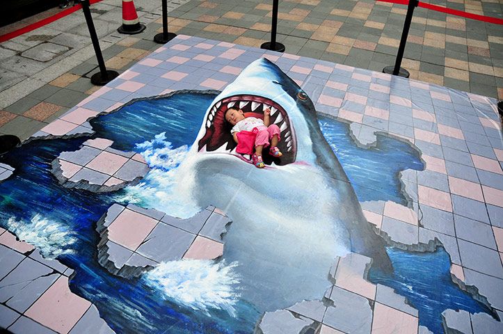 Credit: ChinaFotoPress/Getty Images 17 July 2011: A child plays on a 3D street painting in Fuzhou, China Amazing Street Art, 3d Street Art, Street Art Graffiti, Illusion Kunst, Illusion Art, Graffiti Ideas, Graffiti Artists, Street Artists, 3d Sidewalk Art