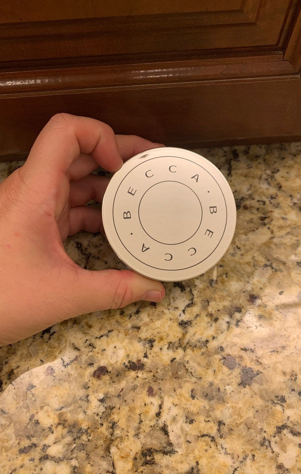 Cooling Setting Powder For A Portrait Mode Finish Setting Powder