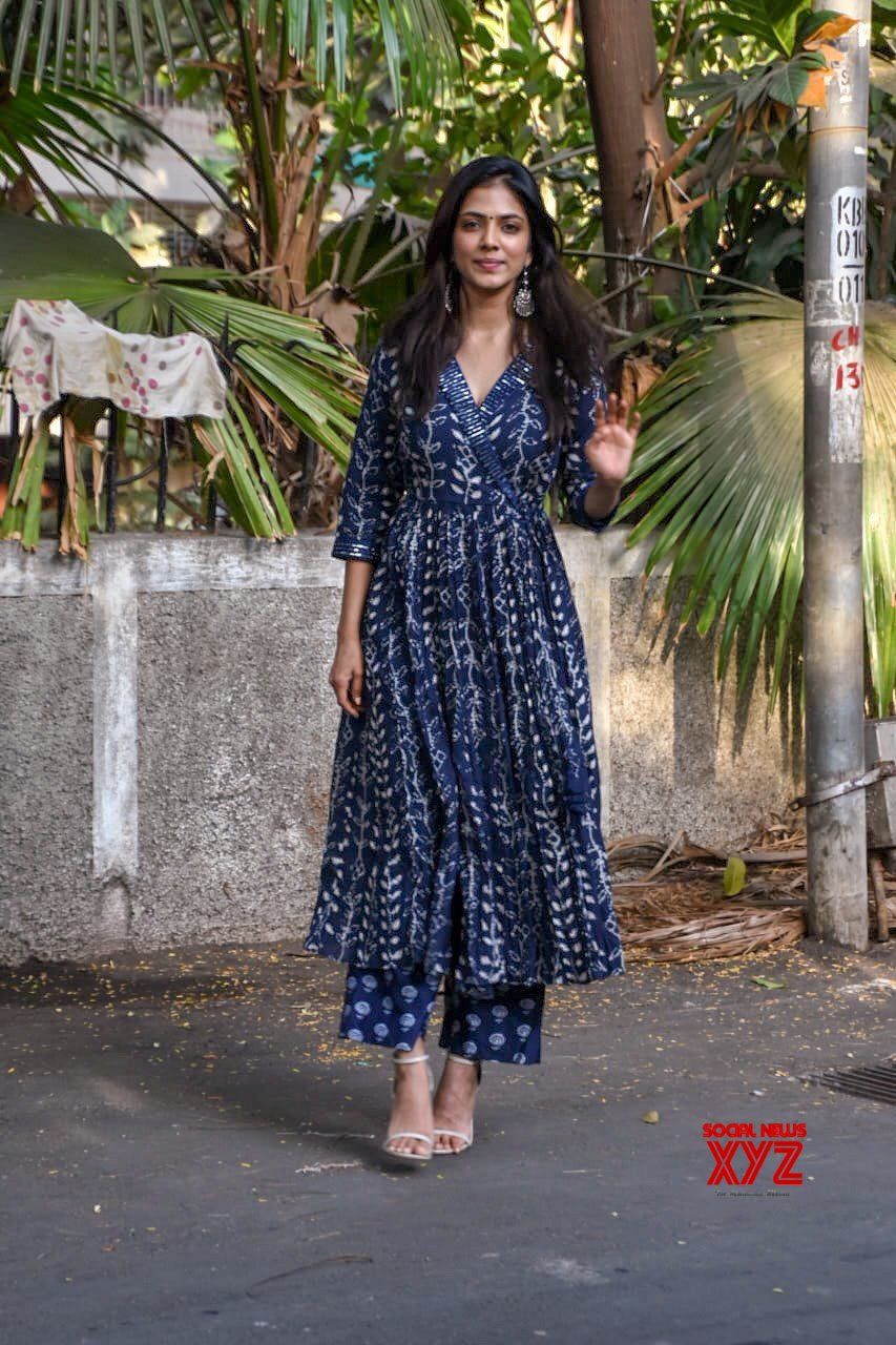 Actress Malavika Mohanan Stills In Punit Balana Attire - Social News XYZ Party Wear Indian Dresses, Designer Party Wear Dresses, Kurti Designs Party Wear, Dress Indian Style, Indian Designer Outfits, Indian Wear, Indian Style Clothes, Trendy Dress Outfits, Stylish Dresses For Girls