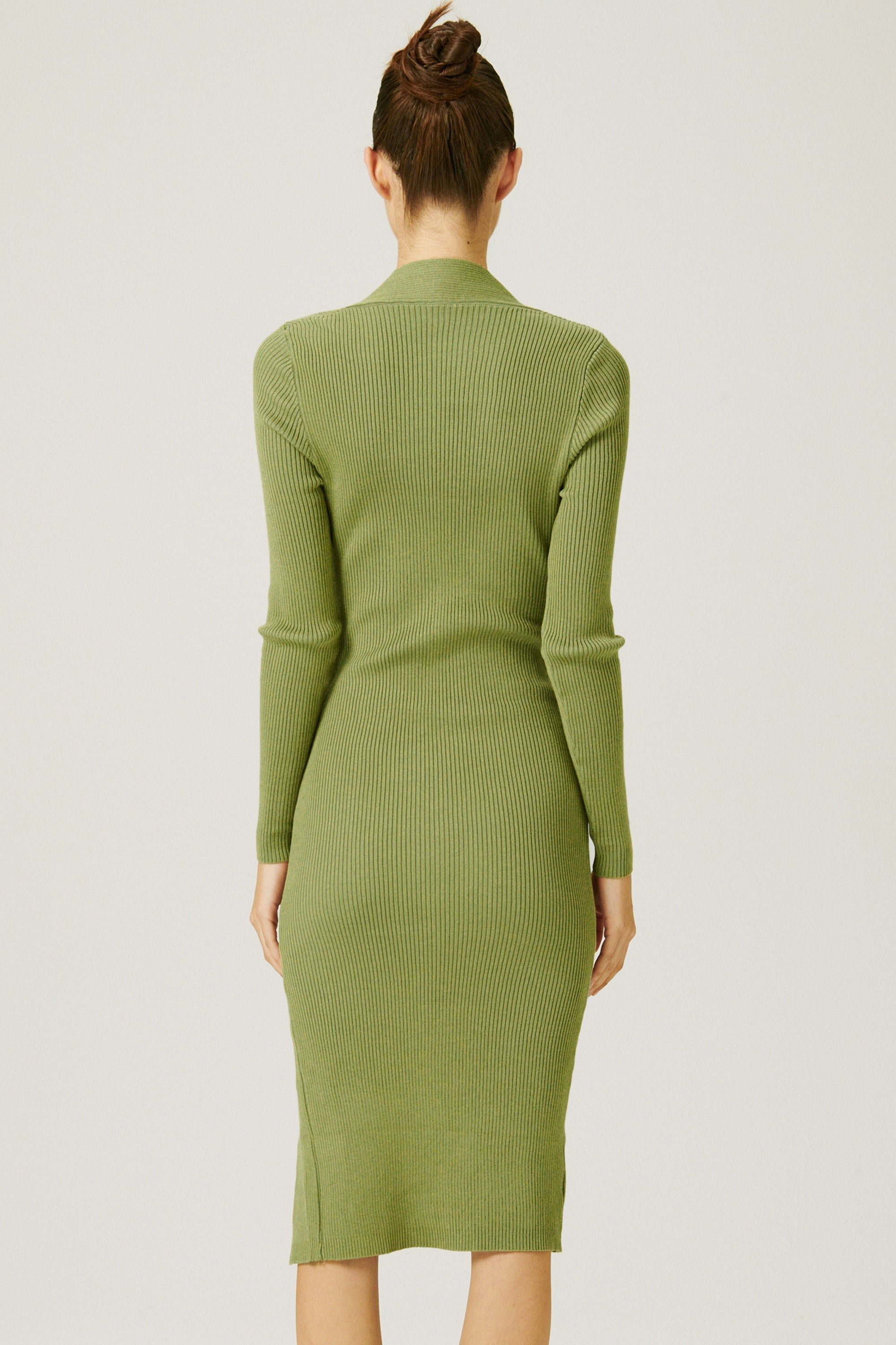 Square Neckt Side slit detail Unlined Midi Length Professional Clean Only / Do Not Tumble Dry S/M: Shoulder: 33cm (13.0in) / Bust: 30cm (11.8in) / Sleeve: 63cm (24.8in) / Armhole: 21cm (8.3in) / Length: 108cm (42.5in) / Model's height is 5′ 6″ (173.5cm) Bust 30in Waist 23.6in Hip 34.6in and wearing S/M 사이즈 정보Size information (단위:cm)(Unit : inch) FREE연카키 사이즈 정보 Size information FREE베이지 사이즈 정보 Size information FREES/M 사이즈 정보 Size information 어깨Shoulder 3313.0 가슴Bust 3011.8 팔Sleeve 6324.8 암홀Armhole Edie, Beige Color, Square Neck, Midi Length, Knit Dress, Best Sellers, Light Green, Latest Trends, High Neck Dress