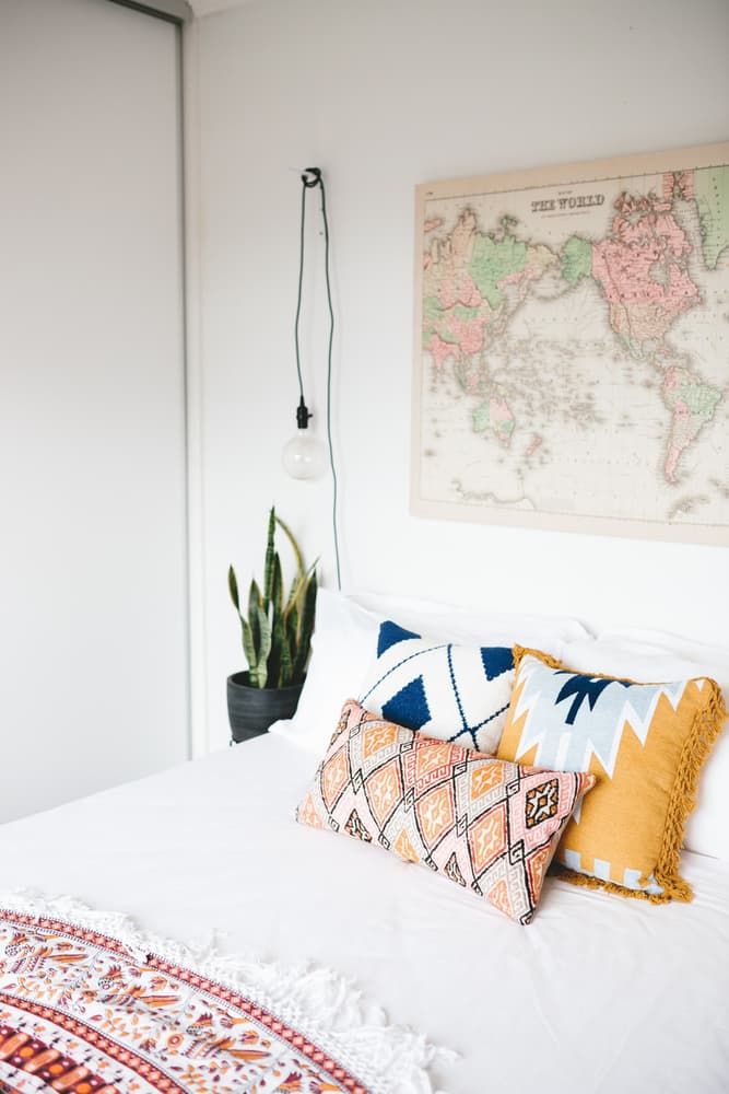 Une chambre avec une carte du monde vintage au mur Cozy Bedroom, Guest Bedroom, Girls Bedroom, Bedroom Decor, Bedroom Ideas, Bedroom Inspiration, Girls Canopy, Trendy Bedroom, Wall Decor