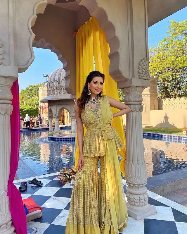 Wedding Outfit Ideas To Steal From Fashion Blogger Niki Mehra Party Wear Indian Dresses, Designer Party Wear Dresses, Dress Indian Style, Indian Wedding Outfits, Indian Designer Outfits, Indian Outfits, Wedding Ootd, Ethnic Outfits, Western Outfits