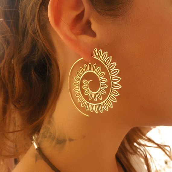 Messing Ohrringe - Spiral Ohrringe - Gypsy Ohrringe - Tribal Ohrringe Messing - ethnischen Ohrringe - indische Ohrringe - Statement Ohrringe - große Ohrring - Messing Schmuck - Stammes-Schmuck - ethnischen Schmuck - indischer Schmuck - Geschenke unter 25 Schöne handgefertigte Messing in Spiral-Form-Ohrringe Haken. Geeignet für normale Ohr piercing. Länge: 57 mm Bar-Größe: 0,9 mm Nickelfrei! Verkauf als Paar nur! Erhältlich auch vergoldet in Silber Version mit Sterling silber Bar: https:... Spiral Jewelry, Brass Jewelry, Ethnic Jewelry, Jewelery, Indian Jewelry, Boho Jewelry, Jewelry Armoire, Trendy Jewelry, Turkish Jewelry