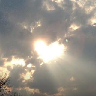 The New Golden Era of Light: Poems and Pictures Heart Pictures, Nature Pictures, Pretty Pictures, Cool Photos, Heart Pics, Heart In Nature, Heart Art, Nature Nature, Pretty Sky