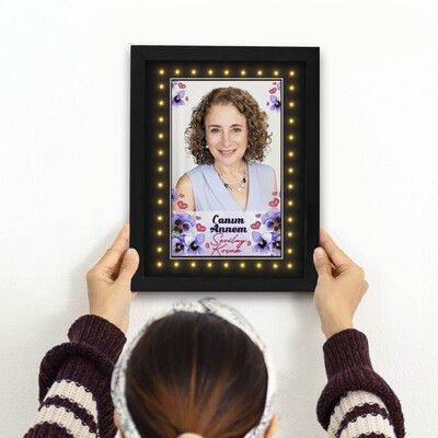 Özel şekilde tasarlanan ışıklı çerçeve, yüksek baskı kalitesi ile annenizin seçtiğiniz fotoğrafıyle hazırlanacaktır. Bu güzel ışıklı çerçeveyi anneler gününde annenize yapacağınız hoş bir sürpriz olarak da değerlendirebilirsiniz. Fotoğrafınızın daha kaliteli şekilde ışıklı çerçeve üzerinde yer alması ve net bir görünüm kazanabilmesi için lütfen yüksek çözünürlükte net fotoğraflar seçmeye önem veriniz. . Couple Gifts For Her, Couple Items, Mother Gifts, Mothers Day, 1 Real, Mother Birthday, Table Frame, Mother's Day Gifts, Special Gifts