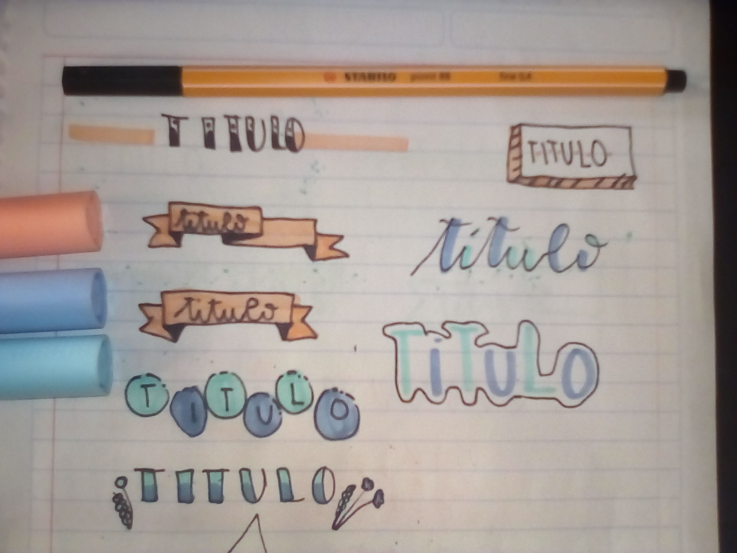 ideas de titulos con plumas y plumones con colores naranja, azules | Titulos  bonitos para apuntes, Estilos de letras, Ideas de título