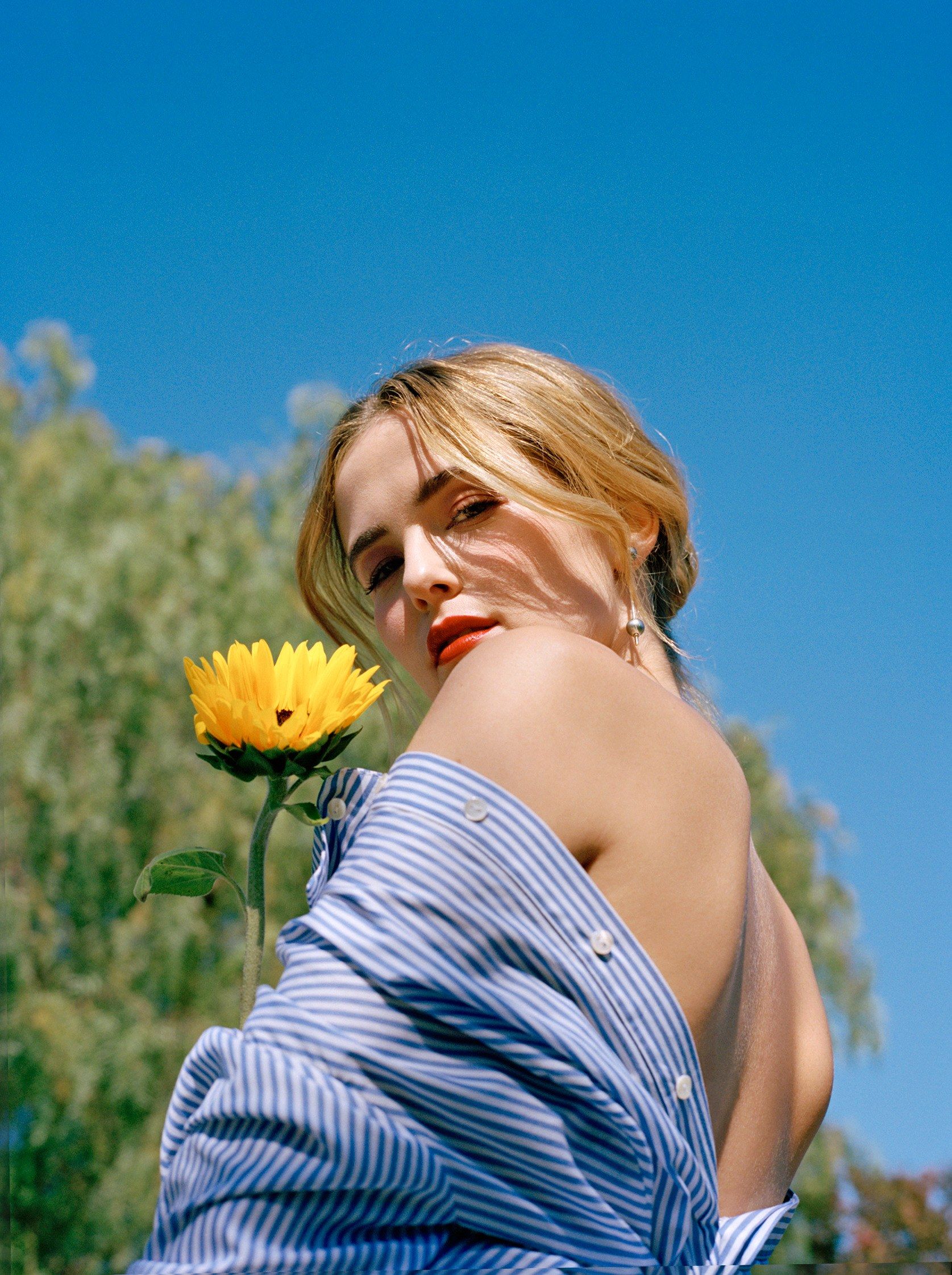 Olhar pelo ombro de baixo Portrait Photography Poses, Photography Poses Women, Photography Skills, Aesthetic Photography, Photo Poses, Photography Ideas, Landscape Photography, Travel Photography, People Photography