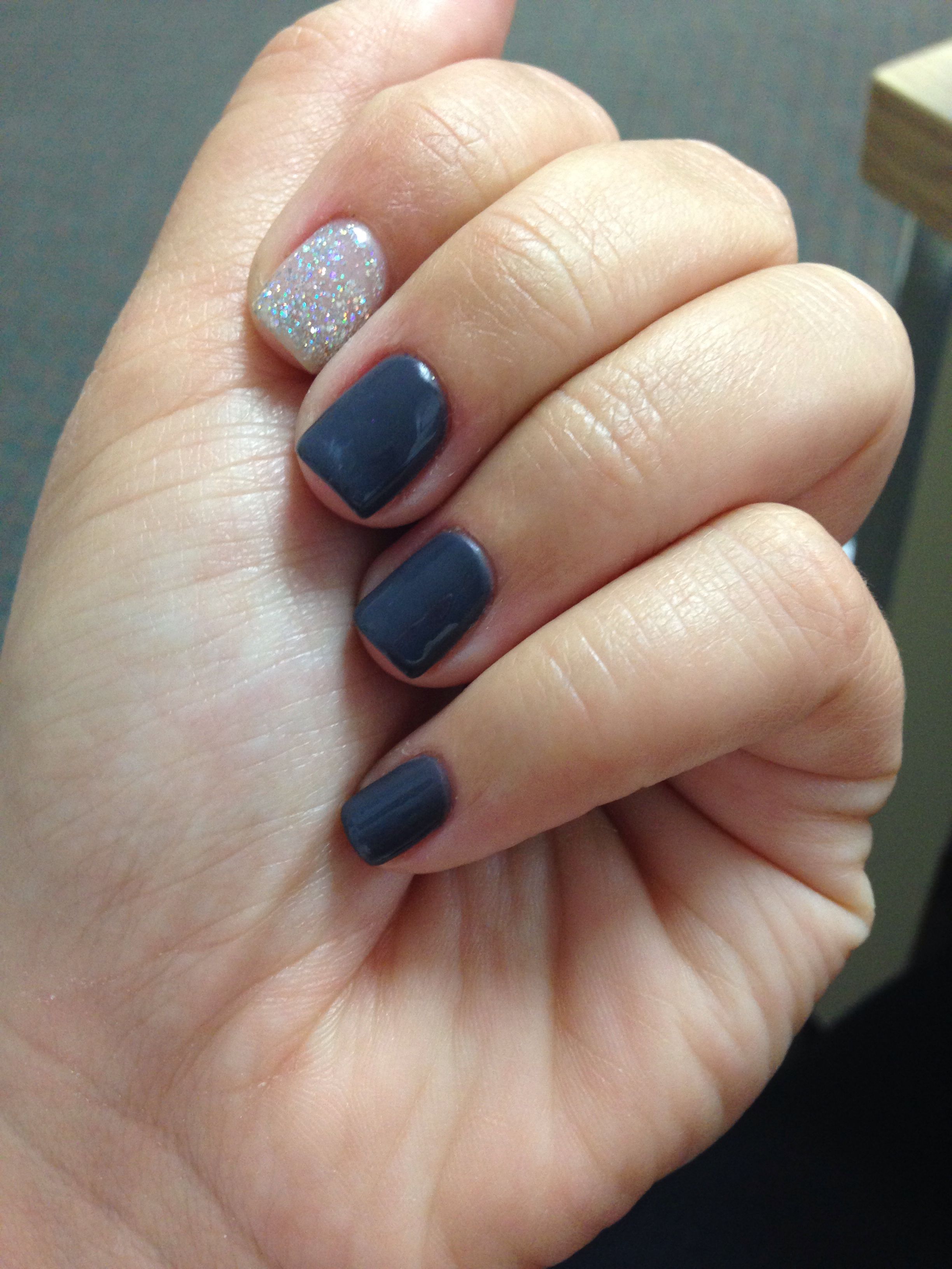 Fall colors!! Gray nails with a sparkly accent Accent nail designs