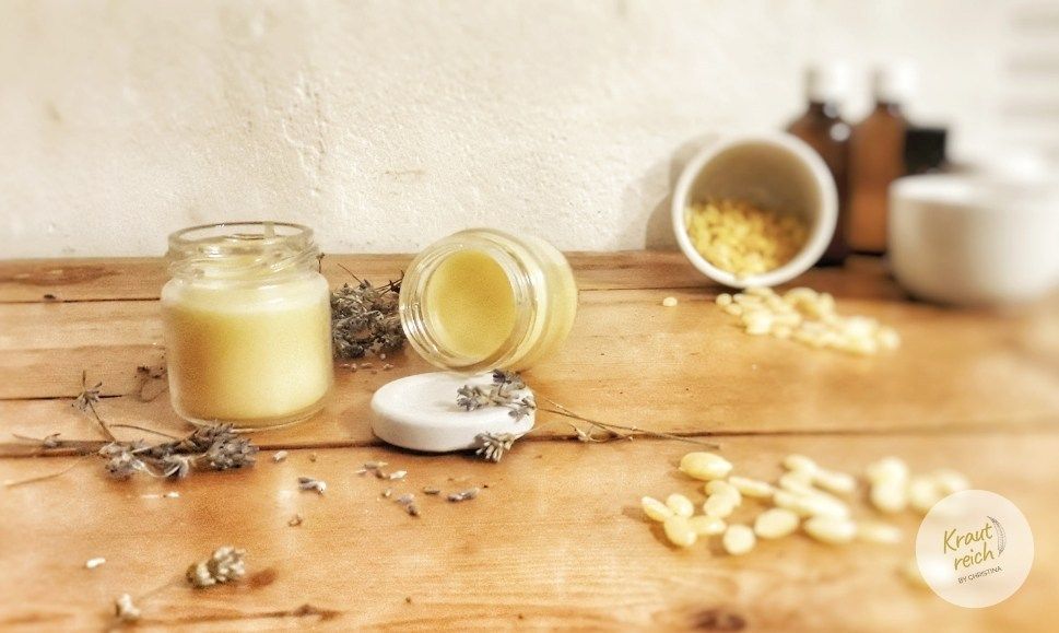 Gegen spröde und trockene Lippen habe ich heute ein Rezept für dich. Mit der schmerzlindernden und pflegenden Wirkung der Ringelblume sowie dem herrlichen Duft von Lavendel ist dieser Balsam genau die richtige Pflege in der kalten Jahreszeit. Liebe Grüße. eure Christina 🌿 Glass Of Milk, Panna Cotta, Homemade, Ethnic Recipes, Dry Lips, Fried Cabbage Recipes, Natural Medicine, Organic Beauty, Home Remedies