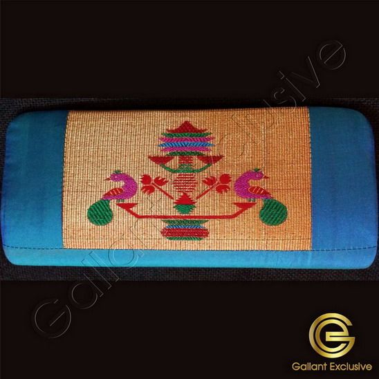 Buy Teal Blue Paithani Purse online USA and Canada goo.gl/070LcI Purses Online, Peacock Design, Motif Design, Silk Material, Gold Flowers, Clutch Handbag, Teal Blue, Goo, Continental Wallet