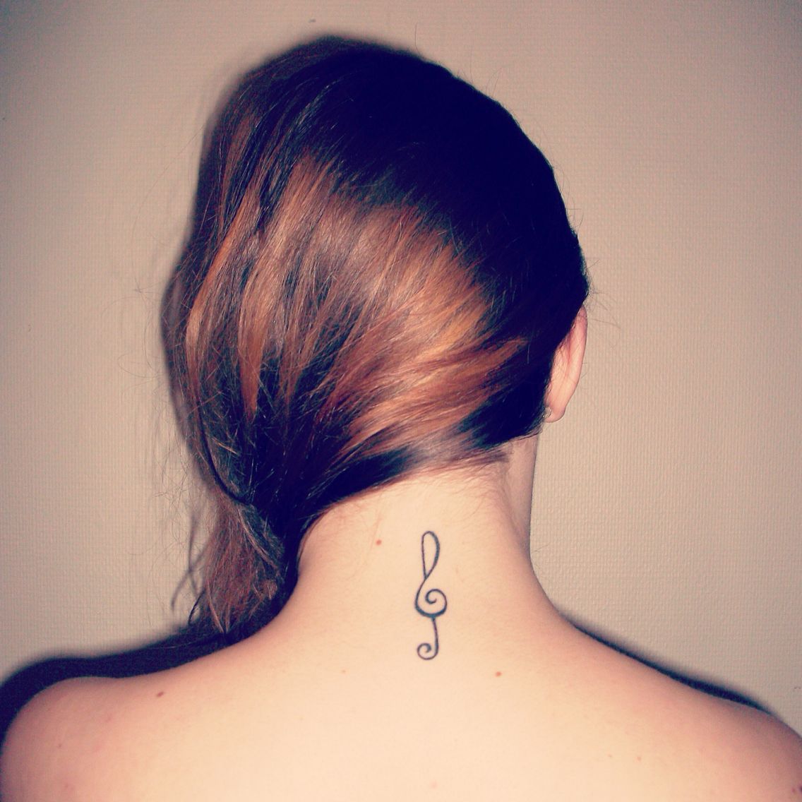 Clé de sol nuque tatouage Tatouage, Tendances maquillage, Tatoo Clé de sol nuque tatouage Tatouage, Tendances maquillage, Tatoo