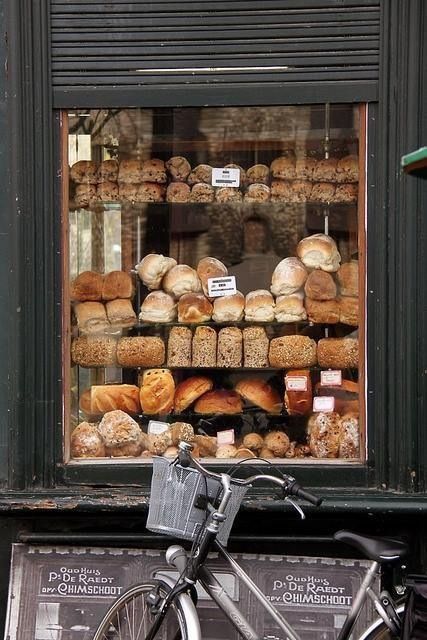 Vejas as fotos mais lindas de Paris, a cidade mais romântica da França e do mundo! Fique encantado com as cores, as luzes e a beleza de Paris! Bakery Cafe, Bakery Bread, Cottagecore Cafe, Paris Bakery, Bakery Shops, Bread Shop, Shop Fronts, Preston, Food And Drink