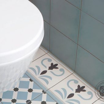Keramische Patroontegel Valvanera Rand | www.patroontegelwinkel.nl Small Toilet Room, Guest Bathroom, Palau, Bathrooms Remodel, Bath Mat, Art Nouveau, Interior, Caen, Home Decor