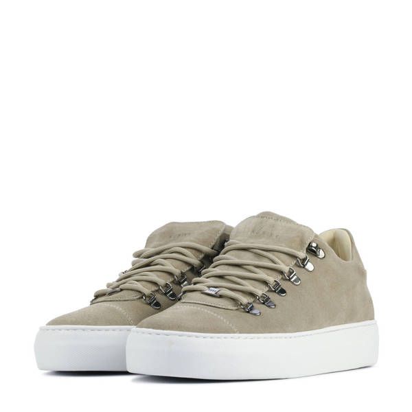 Deze sneaker voor heren van Nubikk uit de Van den Assem Schoenen-collectie heeft een bovenwerk van suède. Het model is voorzien van een vetersluiting en een platte zool. De sneaker heeft een voering van leer en een uitneembaar voetbed.details van deze sneaker:stijlnaam: Nubikk Jagger Classic Suede Sneakers, High Top Sneakers, High Tops, Taupe, Classic, Model, Shoes, Products, Fashion