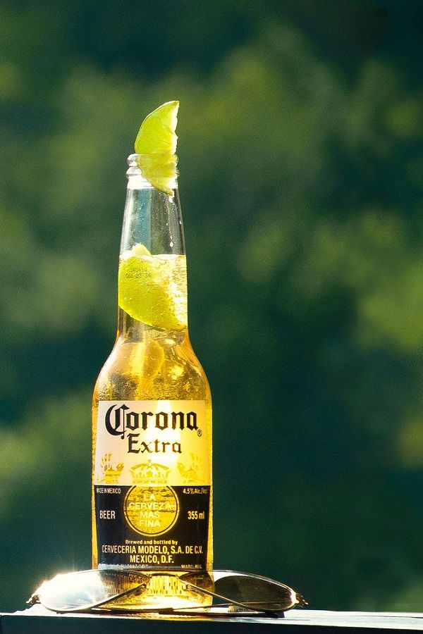 Как пить пиво корона. Corona Extra. Корона Экстра с лаймом. Корона Экстра с лимоном. Пиво корона Экстра с лаймом.