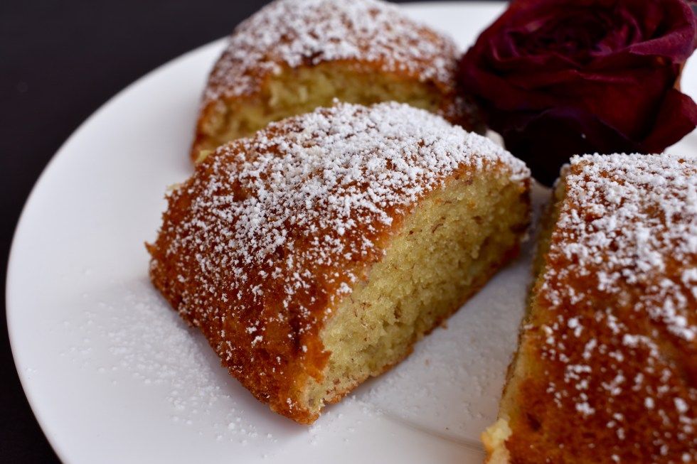 Lebanese Banana Cake with Yogurt and Rose Water - teaforturmeric Lebanese Desserts, Lebanese Cuisine, Lebanese Recipes, Mediterranean Desserts, Muffins, Middle East Recipes, Brunch, Gateaux Cake, Zucchini Cake