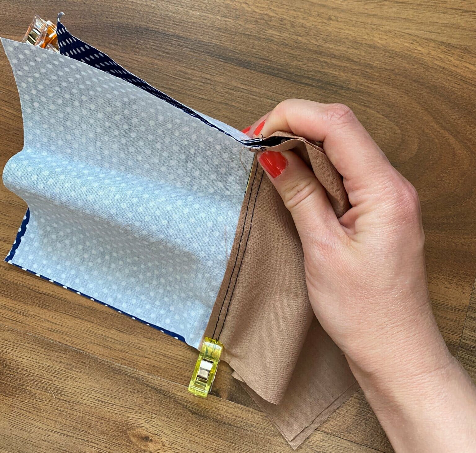 How to make a simple zipper pouch. My foolproof method - I Can Sew This Diy Pouch No Zipper, Pouch Diy, Sew Zipper, Zipper Bags, Pouches, Zip Pouch, Sewing Purses, Sewing Bag, Beginner Sewing Projects Easy