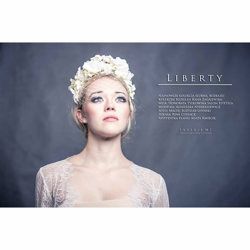Suknia ślubna RINA COSSACK w sesji fascynatorów boZka. Zdjęcia INVIDIA ME. Emotikon heart Fascynator: bozka.eu Kasia Zagajewska MUA: Honorata Tylkowska Salon Estetica Modelka: Agnieszka Niekraszewicz Foto: Maciej Bożydar Lipiński Suknia: Rina Cossack Asystentka planu: Agata Kmiecik Rina, Bright, Model, Living Room, Scale Model, Models, Template, Pattern