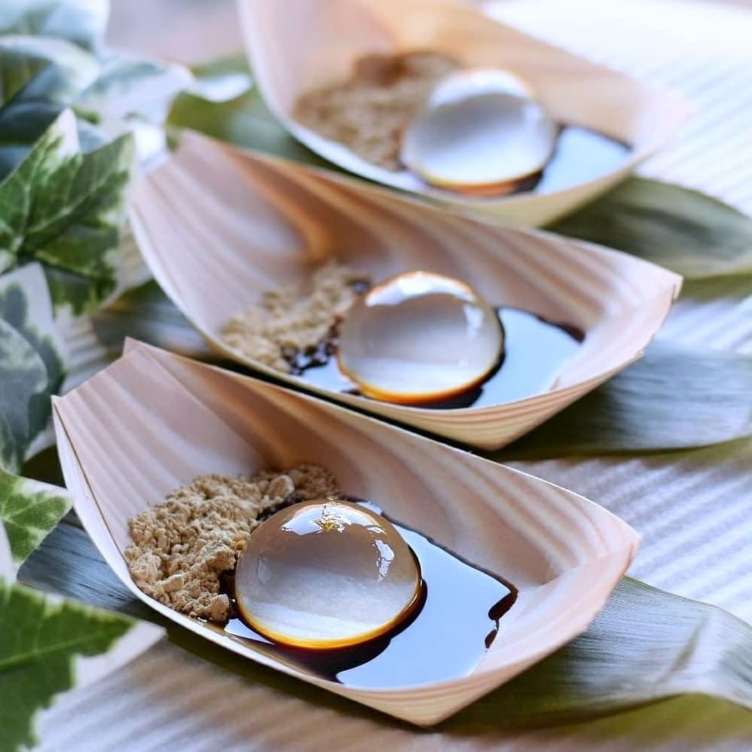 Japan S Mizu Shingen Mochi Or Raindrop Cake Has Gained Popularity All Over The World For Its Unique Look It S Drop Cake Rain Drop Cake Sweet Desserts Japan S Mizu Shingen Mochi Or Raindrop Cake Has Gained Popularity All Over The World For Its Unique Look It S Drop Cake Rain Drop Cake Sweet Desserts