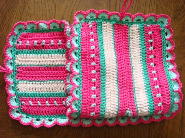Langwerpige pannenlap (Gezellig aan de haak) Crochet Potholders, Towel Hanger, Crochet Kitchen, Hot Pads, Granny Square, Pot Holders, Blanket, Knitting, Crafts