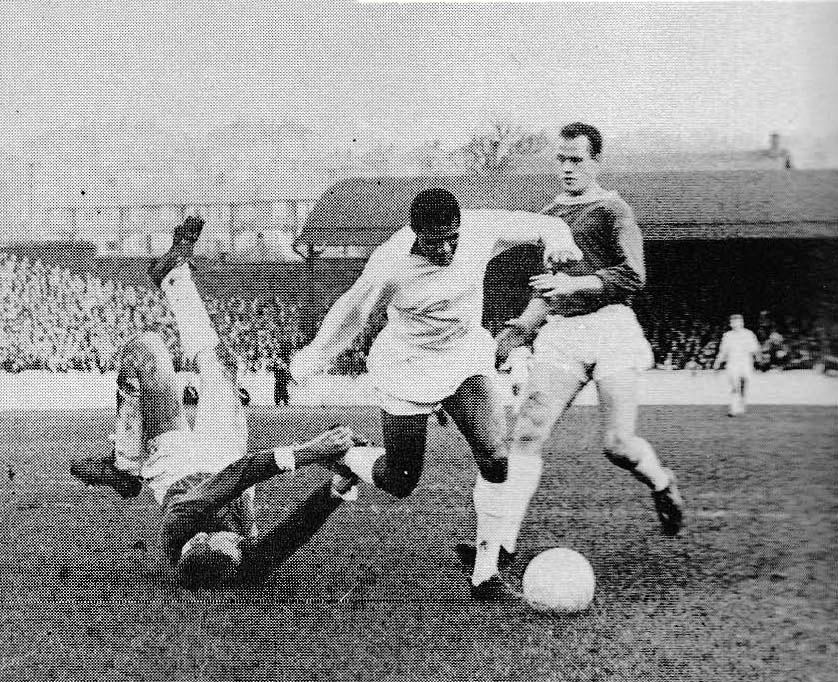 16th april 1966 everton goalkeeper gordon west finally stops winger albert johanneson dancing around him by grabbing his foot inglaterra