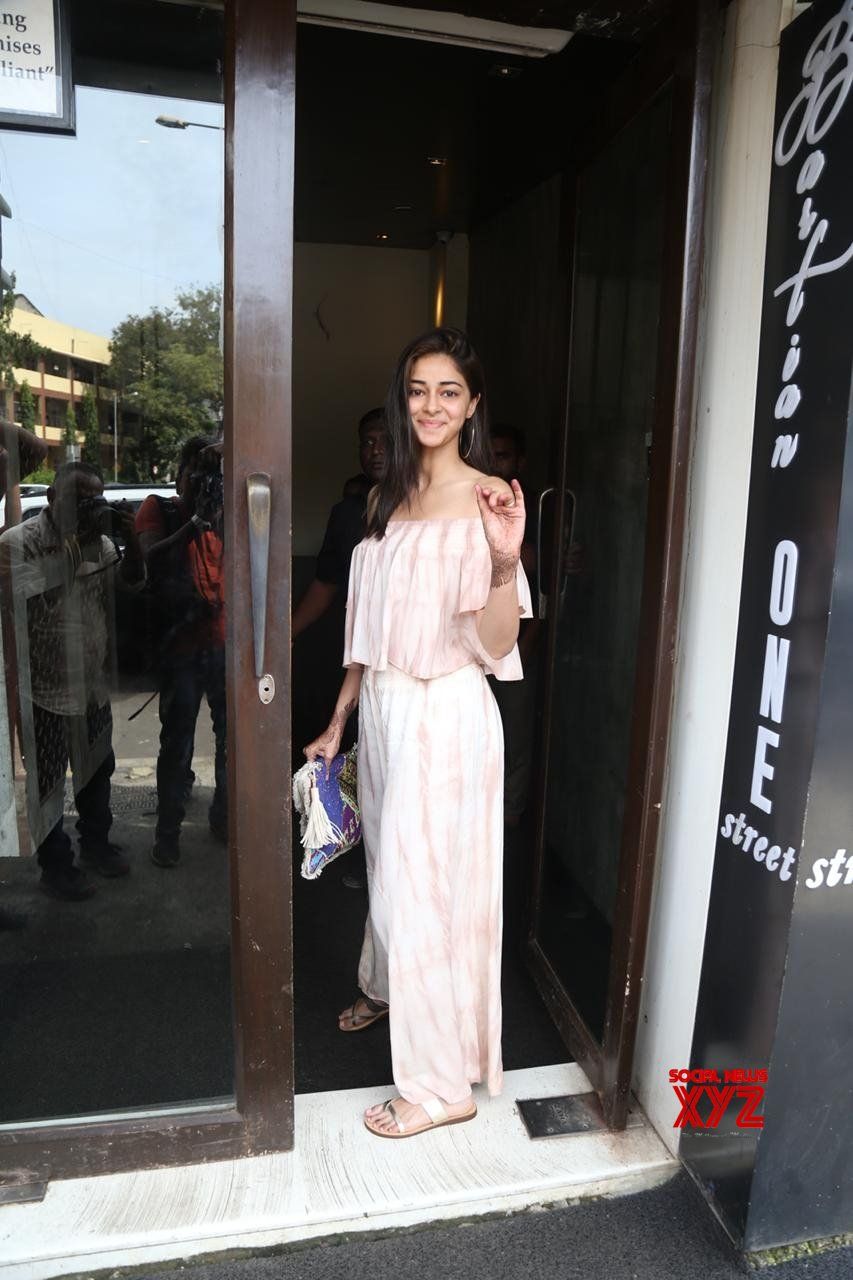 Mumbai Ananya Panday Seen At Bandra Gallery Social News Xyz Indian Heroine Bollywood Stars Mumbai