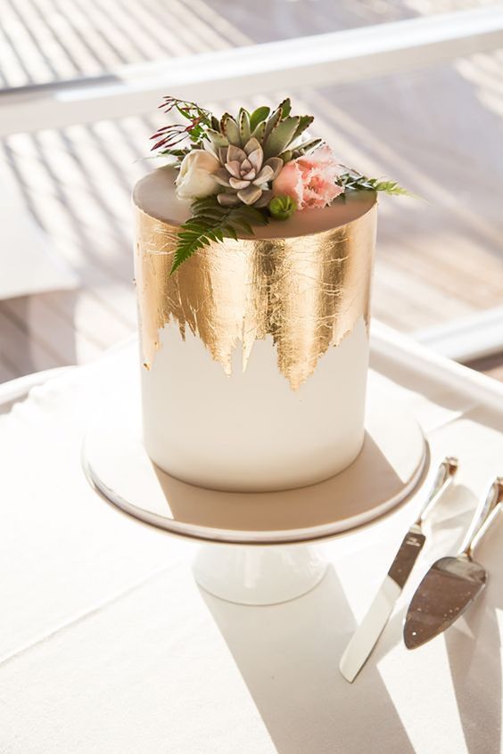 Pasteles que toda millennial querrá en su boda - Mujer de 10 Pretty Cakes, Beautiful Cakes, Amazing Cakes, Simple Wedding Cake, Tiered Wedding Cake, Mini Wedding Cakes, Colourful Wedding Cake, Modern Wedding Cakes, Wedding Cake Chic