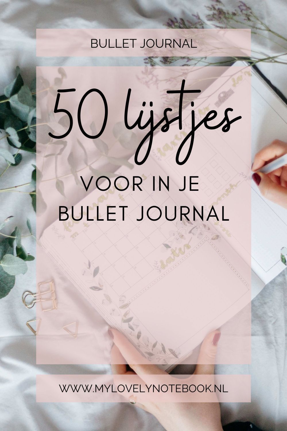 Hou jij ook zo van lijstjes maken in je bullet journal? Wij van My Lovely Notebook zijn er dol op! Wist je dat je door lijstjes op te stellen je herinneringen ophaalt, jouw dromen en wensen op een rijtje zet en dat je je bewust wordt van dingen die belangrijk voor je zijn? Bullet journal | bullet journal ideeën | bullet journal tips | bullet journal starten | hoe start je een bullet journal | bullet journal inspiratie Bullet Journal First Page, Bullet Journal Hacks, Bullet Journal School, Bullet Journal Themes, Junk Journal, Journal Planner, Life Planner, Daily Planner, Travel Journal