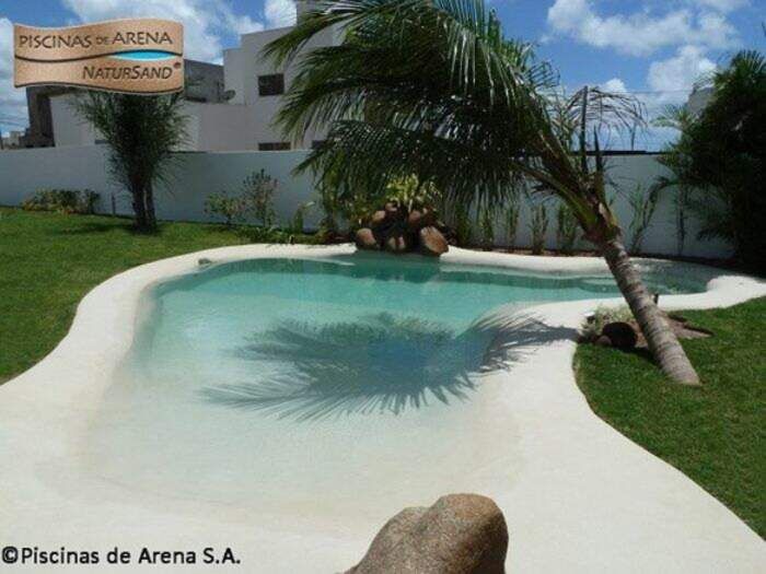 Una "piscina di sabbia" che sembra una vera spiaggia in giardino, Piscinas de Arena NaturSand Zero Entry Pool, Beach Entry Pool, Backyard Beach, Backyard Pool Designs, Beach Pool, Pool Sand, Pools Backyard Inground, Small Backyard Pools, Piscina Rectangular