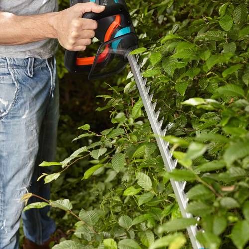 De Gardena Powercut Li-40/60 heggenschaar is speciaal ontworpen voor het snoeien van grote heggen, zonder knopen in het snoer. De ComfortCut Li-40/60 heggenschaar van Gardena is een lichte accu heggenschaar en een goed voorbeeld van comfortabel snoeien. De heggenschaar heeft een meslengte van 60 cm en wordt aangedreven door een Li-Ion accu van 18 Volt en 2,6Ah. Hiermee is de heggenschaar geschikt voor grote heggen.