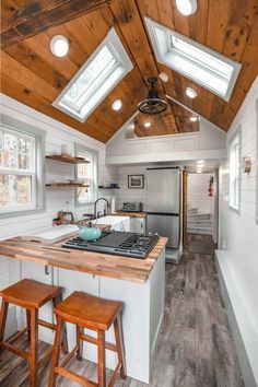 The Green Mountain Tiny House in Vermont Is Your Chance to Experience Tiny Living Wohne Im Tiny House, Tyni House, Tiny Houses For Rent, Tiny House Decor, Modern Tiny House, Tiny House Living, Tiny House Plans, Tiny House On Wheels, Tiny House Design