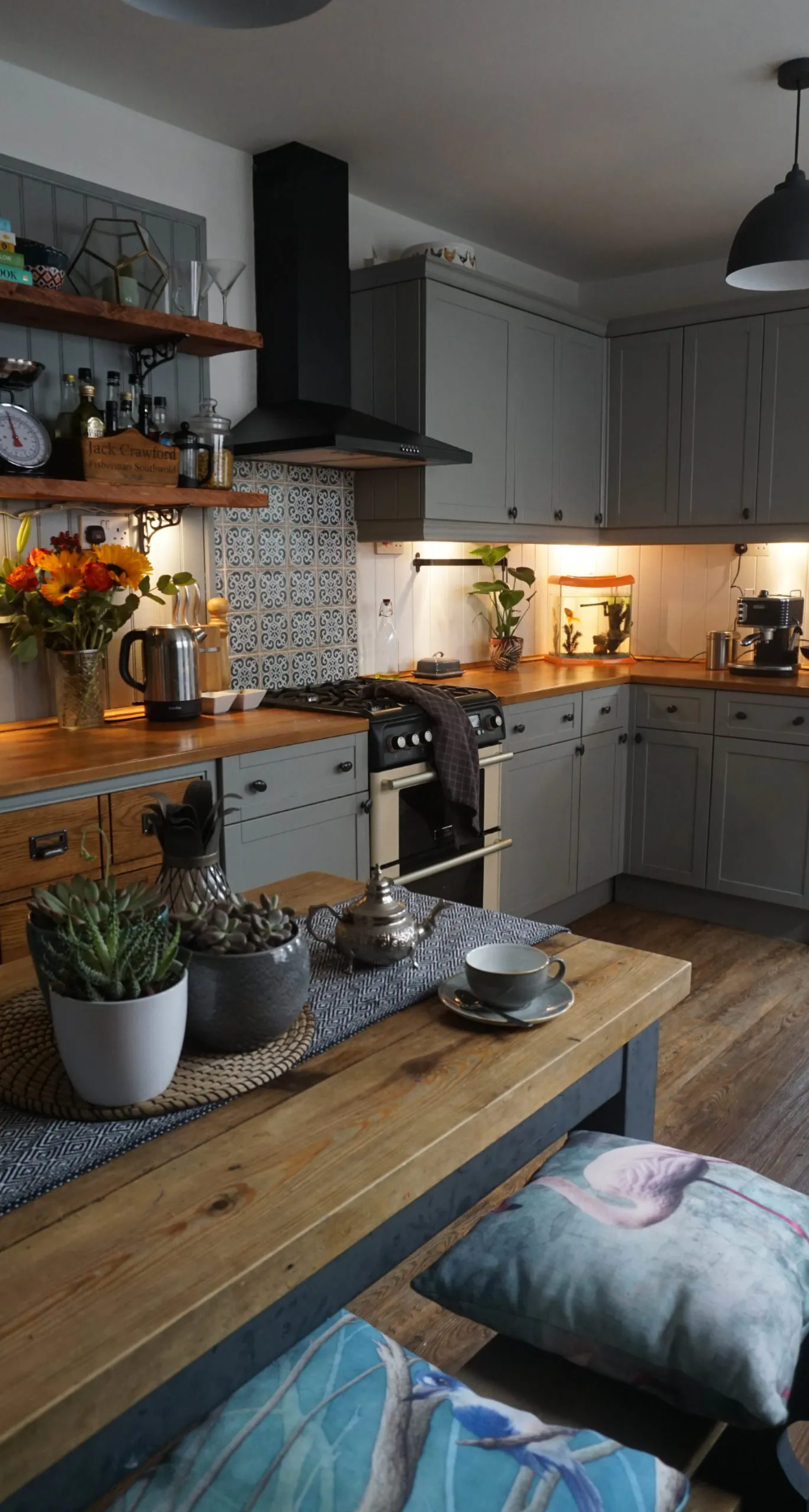 EndOfTheRow’s Edwardian home tour + how to decorate with dark hues