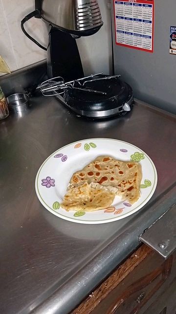 Liliana Ceballos on Instagram: "El pan NAAN e s una receta original de la india, y es súper versátil para comer con pollo, arroz, con hummus, o así solito, porque va untado con un aliño sencillo, pero que ¡se come solo Para su preparación necesitamos 300 grs de harina de trigo 1 taza de yogurt griego 1 cdta de sal 1 cda de levadura instantánea 1 cda de Ghee (también puedes usar aceite de oliva o aceite vegetal de tu gusto) 1/2 taza de agua tibia Amasado Une todos los ingredientes en un bo Pan Naan, Waffles, Pancakes, Liliana, Ghee, Hummus, Yogurt, French Toast, India