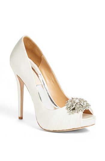 los zapatos para ir de boda más alucinantes e invitadas felices