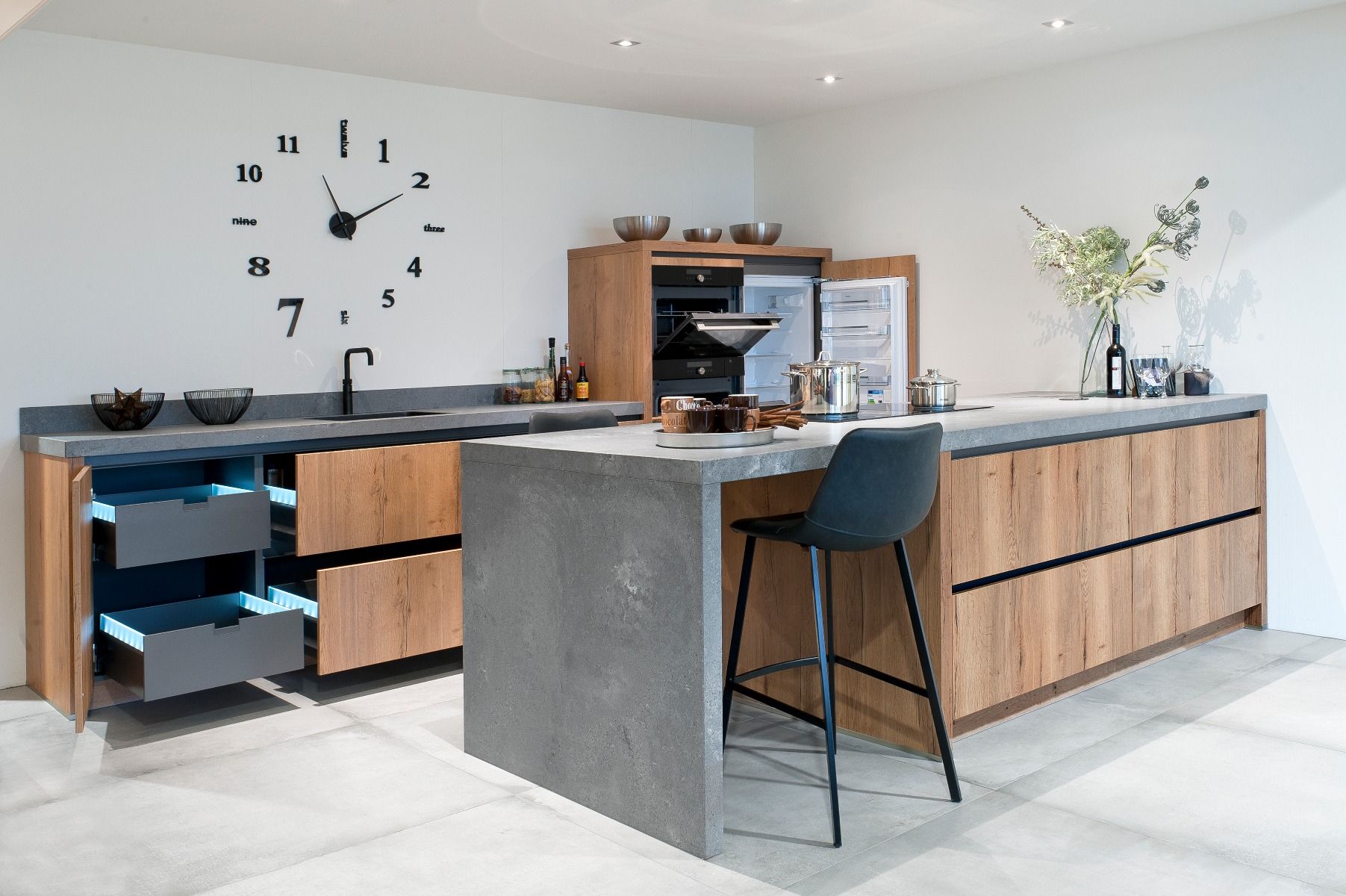 Hoekkeuken houtkleur met composiet betonlook | Keuken ...
