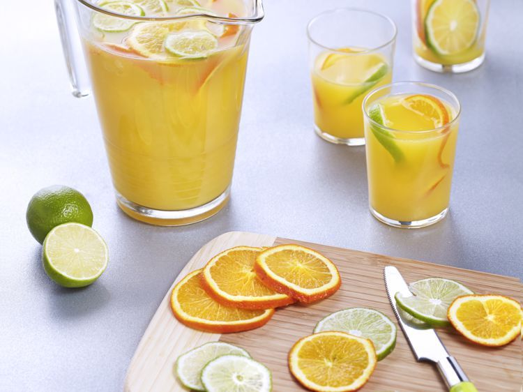 Dans Un Shaker Melangez La Tequila Le Jus Du Citron Et Le Jus De Fruits Versez Dans Un Verre A Cocktail Mixez Les Glacons Jusqu A Obtention De Glace Pilee Et Recette