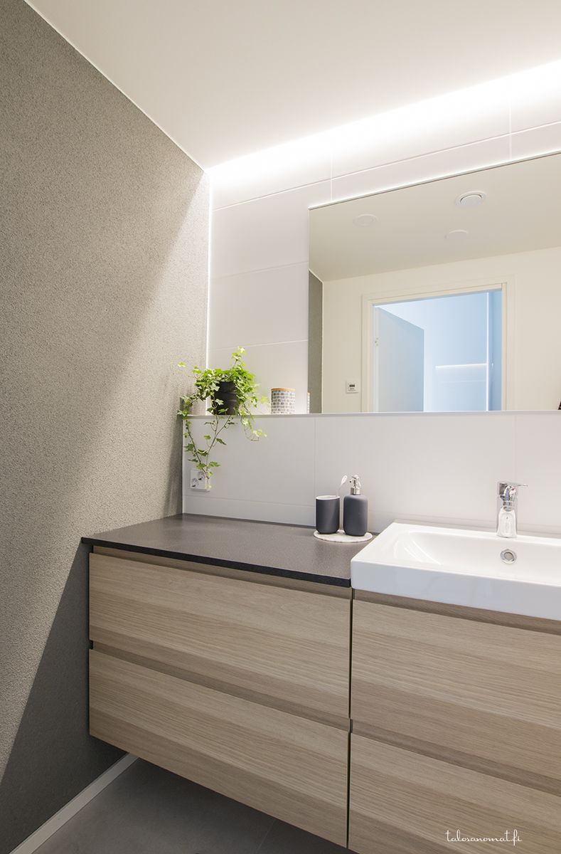 Allaskaapit Bathroom Styling, Bathroom Interior Design, Bedroom Interior, House Interior, Interior Decorating, Bathroom Toilets, Laundry In Bathroom, Bathroom Cleaning, Modern Eclectic Interior
