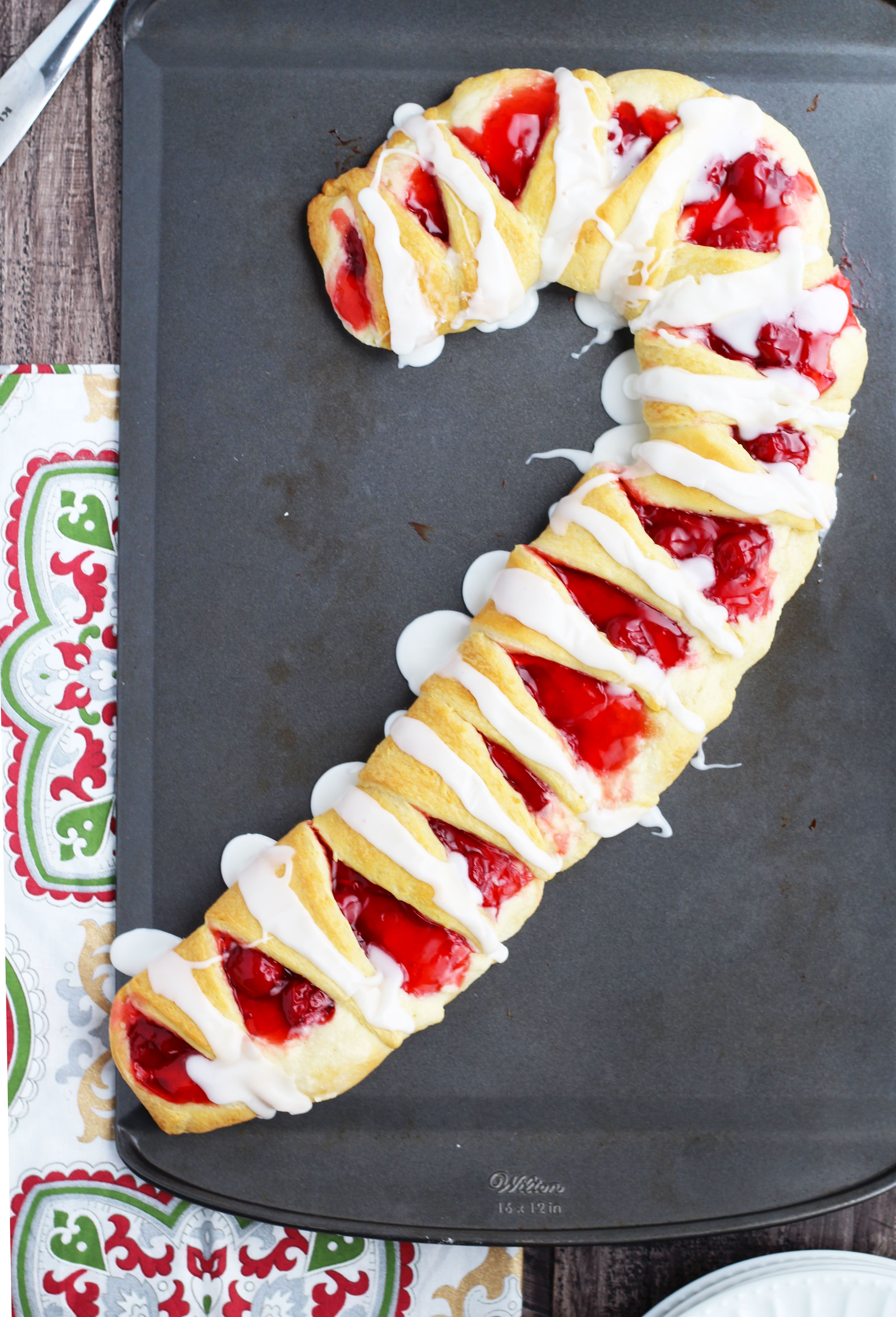 candy-cane-crescent-roll-breakfast-pastry-3 Christmas Snacks, Christmas Cooking, Holiday Cooking, Holiday Treats, Holiday Recipes, Christmas Sangria, Christmas Breakfast Recipes Holidays, Christmas Christmas, Christmas Pastry Recipes