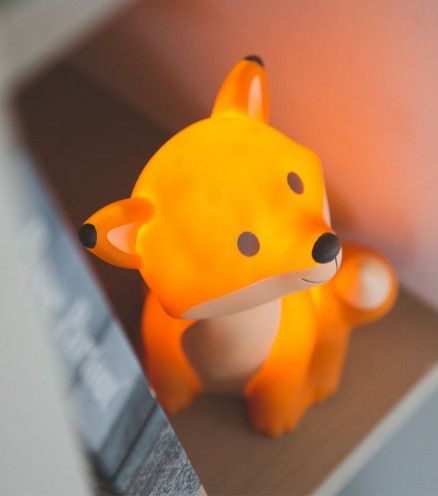 Achetez la veilleuse César le renard sur lavantgardiste et adoptez un nouveau compagnon inoffensif dans votre intérieur. Outdoor Nursery, Rustic Nursery, Woodland Nursery, Baby Nursery, Nursery Room, Ikea Regal, Led Light Lamp, Led Lamp, Kids Interior