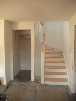 Montagebau Karstens - Günstige Holztreppe Lübeck: Wand / Tür unter der Treppe