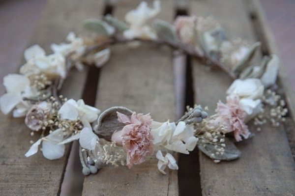 Corona ceremonia niña con flores rosa empolvado y flores blancas Coco Acqua