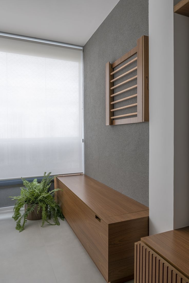 Quando o casal de moradores deste apartamento nos procurou eles queriam apenas uma coisa – praticidade e conforto. Menos tempo arrumando e organizando a casa. Então criamossoluções simples que refletissem a essência dos moradores e que também trouxesse praticidade. #apêtangará #apartamento #decoração #apartamentopequeno #saladetv #cozinhaconceitoaberto #cozinha #decoraçãodeapartamento #StudioCanto #tv #movelplanejado #lavanderia #laundry Projeto: Studio Canto Arquitetura Floating Nightstand, Table, Furniture, Tv, Home Decor, Lineup, Laundry Room, Arquitetura, Simple