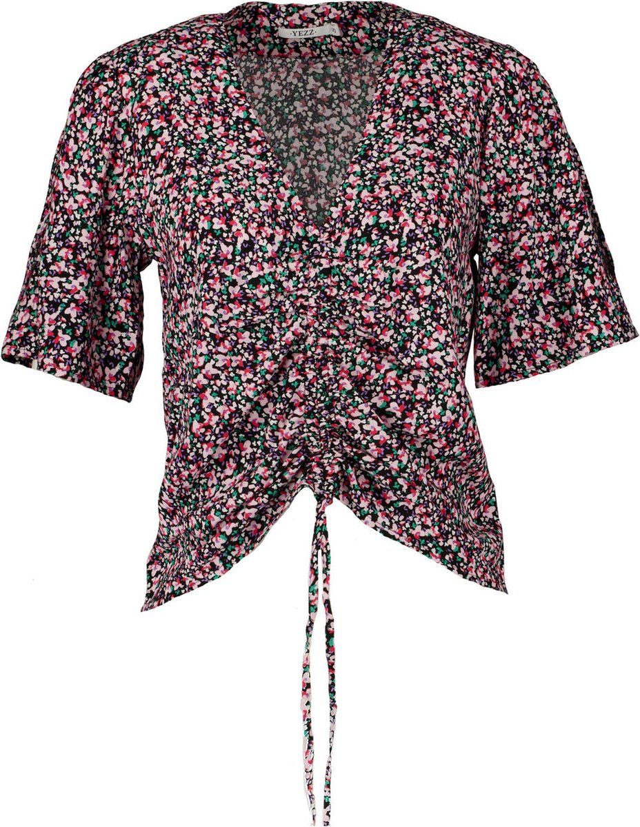 Creëer een flirterige en vrolijke look met deze Yezz Blouse Zwart PY10002. De blouse heeft korte mouwen, een v-hals en een regular fit. De mouwen zijn voorzien van een split en aan de voorkant heeft deze blouse een tunnelkoord dit je aan de onderkant kunt vastknopen. Dit item is voorzien van een vrolijke alloverprint met bloemen.Wil je meer in deze print? Goed nieuws! We hebben ook nog een jurk en een rokje in deze print.Ons model is 177 cm lang en draagt maat S. Diva, Button Down Shirt, Men Casual, Blouse, Jeans, Mens Tops, Shirts, Women's Top, Products
