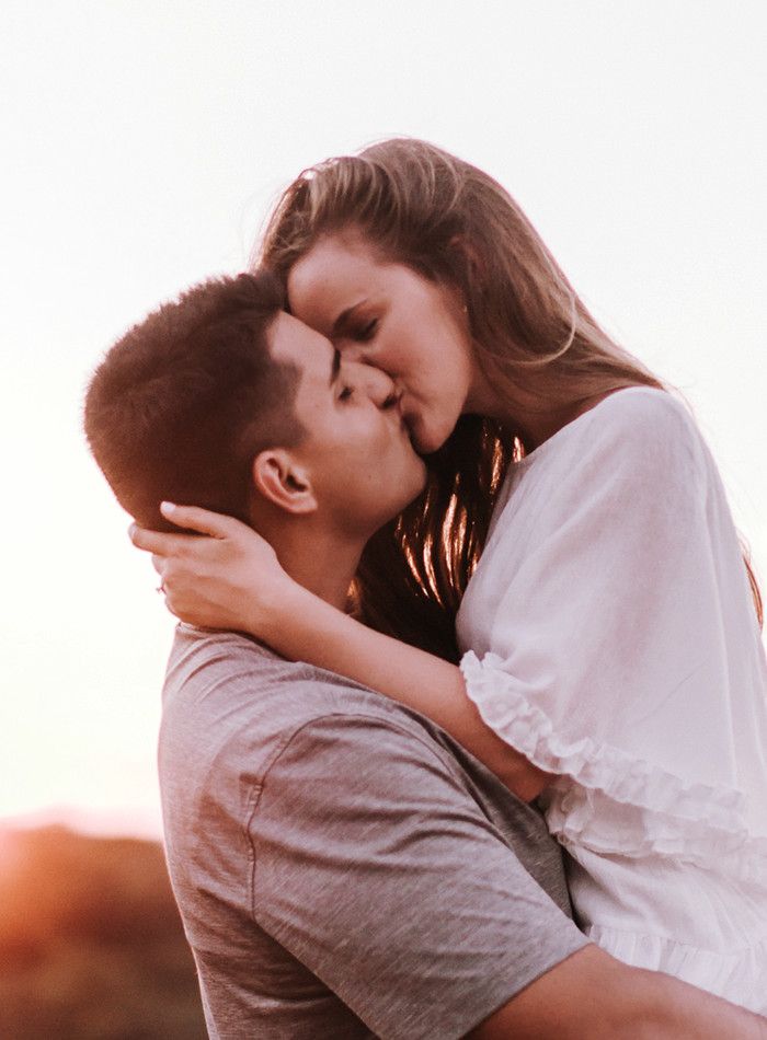 11 consejos, como acariciar a un hombre durante un beso, que le guste