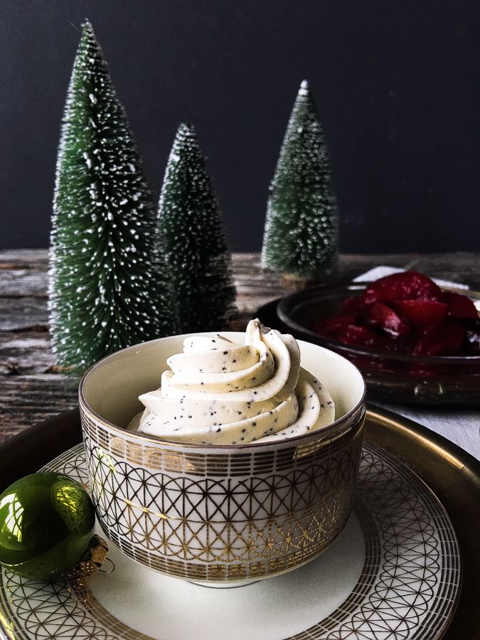 Karamellisierte Pflaumen mit Mohncreme - ein wunderbares Weihnachtsdessert ohne Zucker