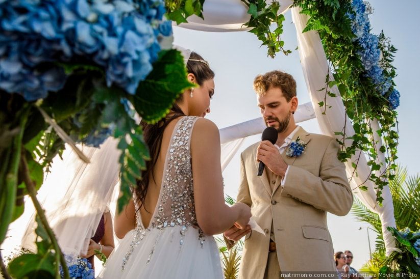 Son las palabras con las que le dirás 'sí' al amor de tu vida. Encuentra en esta selección que hemos preparado para ti las palabras precisas, románticas y hermosas para el momento más significativo de la celebración matrimonial. Lace Wedding, Wedding Dresses Lace, Prom Dresses, Formal Dresses, Lily, Glamour, Ideas Para, Weddings, Videos