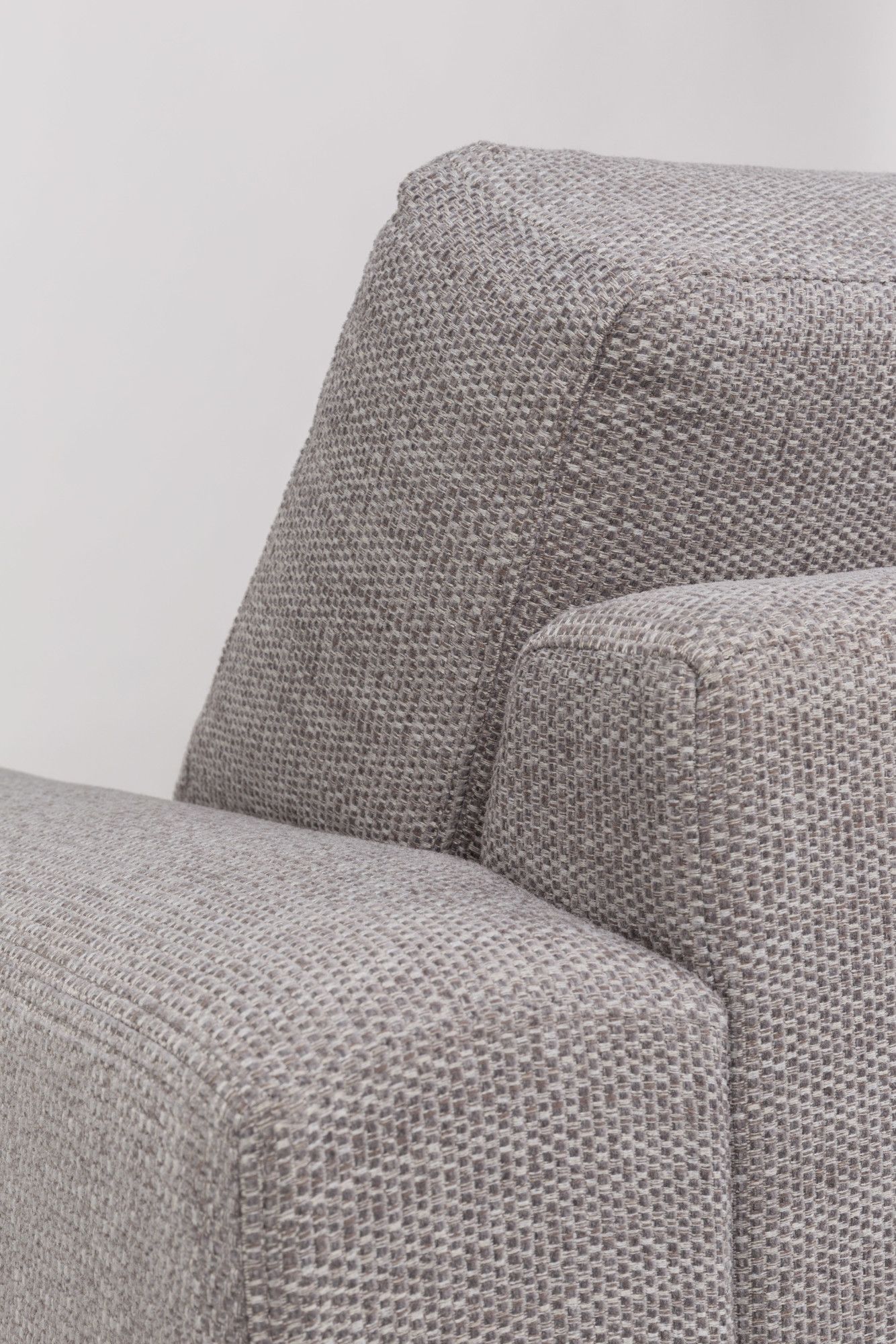 Sofa Jean prezentuje się doskonale z fotelem Jean, nadając Twojemu wnętrzu nowoczesności i szyku. Mebel ten idealnie sprawdzi się w salonie, pokoju gościnnym, czy pokoju Twoich nastoletnich dzieci. Sofa Jean ze swoim nowoczesnym designem pasować będzie do wnętrz urządzonych w stylach nowoczesnych, awangardowych, glamour, a nawet loftowych. Sofę Jean pokrywa tkanina - plecionka, która wykonana jest w 85,5% z teksturowanego poliestru, a także w 14,5% z materiału polipropylenowego. Do siedziska doc Lounge Bar, Hardboard, Jean Grey, Back Seat, Seater, Seat Cushions, Pine Wood, Armchair, Couch