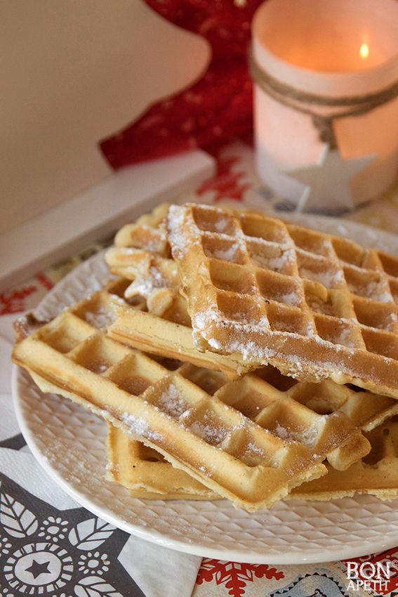 Waanzinnige wafels volgens familierecept, super lekker voor oud en nieuw en makkelijk te maken. Ook eens bakken? Lees verder op BonApetit! Low Carbohydrate Recipes, Low Carbohydrates, Fluffy Waffles, Baking Sweet, Healthy Baking, High Tea, Cookery, No Bake Cake, Cake Desserts