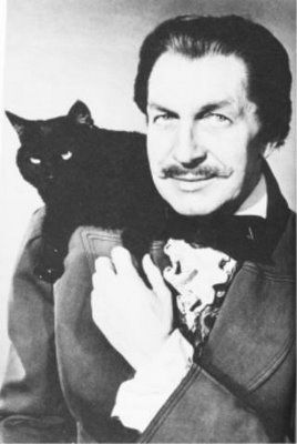 Vincent Price- actor known for his role in horror films and his serio-comic ability. Description from followpics.co. I searched for this on bing.com/images Vincent Price, Crazy Cat Lady, Crazy Cats, Celebrities With Cats, Celebs, Men With Cats, Animal Gato, Photo Animaliere, Tier Fotos